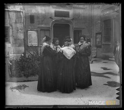 Femmes en costume traditionnel (Aix-les-Bains)